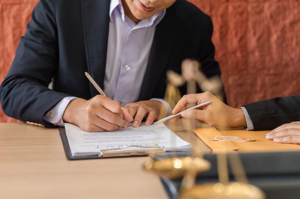 Contract,Signing,And,Legal,Procedures.,A,Lawyer,Guiding,A,Client